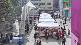 A market next to the pavilion