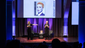 Annie Lennox on stage with Lori Majewski