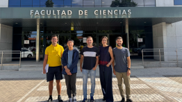Image of people standing in front of Facultad de Ciencias
