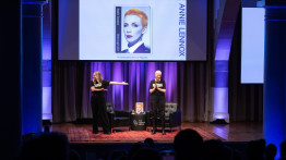 Annie Lennox on stage with Lori Majewski