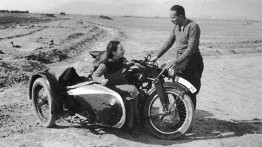 Erika Busse and Hans S. Grossmann, parents of Atina Grossmann, in the Iranian desert, c.1939. Image courtesy Atina Grossmann