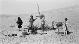 People at Tawi Harian Well, Ramlat al-Wahiba - Wilfred Thesiger, 1949