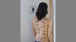 Effy Beth, Una nueva artista necesita usar el baño (A new artist needs to use the bathroom), 2011, photograph from Bring Your Own Body, exhibition at The Cooper Union, Fall 2015