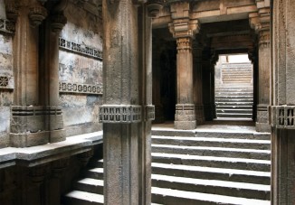 A long, stepped corridor sandwiched between strong retaining walls and interspersed with pillared galleries in Bai Harir vaav, Ahmedabad. 