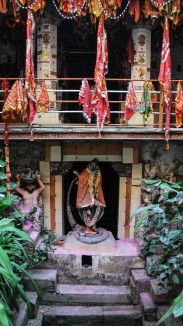 The lower levels of Maata Bhavani vaav feature figures of deities and columns covered by tiles decorated with religious motifs. Devotees donate symbolic ritualistic textiles (chundari), shown in the photograph, in honor of the goddess. 
