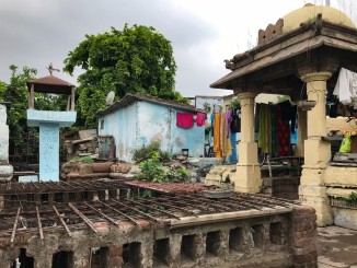 An informal settlement surrounds the Ashapura maata vaav, in Bapunagar, Ahmedabad, and its pavilions are used to dry clothes or for gatherings. The stepwell itself houses a temple dedicated to a goddess and is frequented by neighborhood residents.