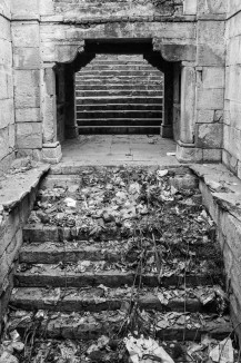 The lower levels of the Sindhvai maata vaav are strewn with garbage, reflecting the unfortunate reality of neglected stepwells in Ahmedabad. 