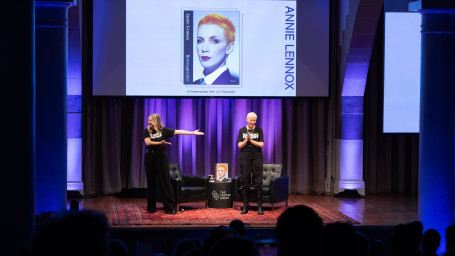 Annie Lennox on stage with Lori Majewski