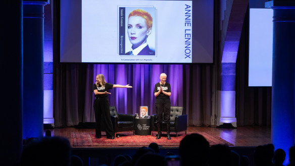Annie Lennox on stage with Lori Majewski